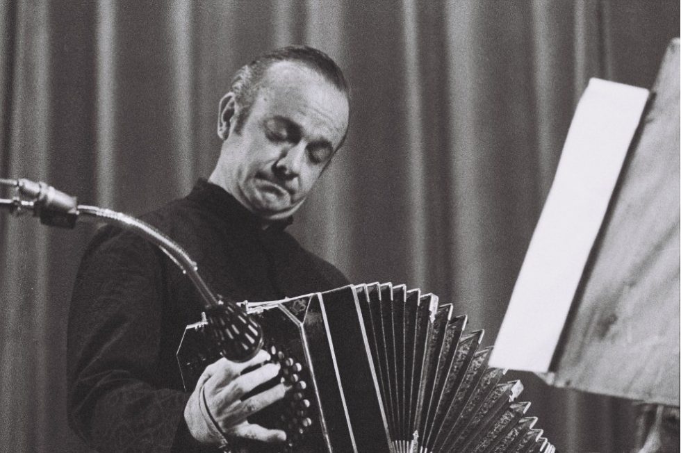 “PIAZZOLLA LOS AÑOS DEL TIBURÓN” DISPONIBLE