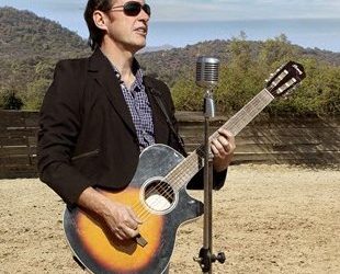 EL VERDADERO ROCK CHILENO SIGUE SONANDO: MIGUEL BARRIGA Y 38 AÑOS DE HISTORIA CON SEXUAL DEMOCRACIA