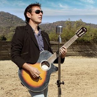 EL VERDADERO ROCK CHILENO SIGUE SONANDO: MIGUEL BARRIGA Y 38 AÑOS DE HISTORIA CON SEXUAL DEMOCRACIA