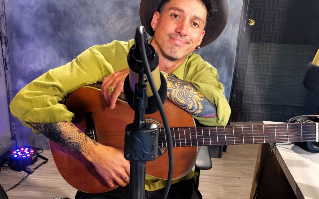 ROCKO DE LA ROSA VISITA RITOQUE FM Y PRESENTA SU NUEVO SINGLE “MALDITO AMOR”